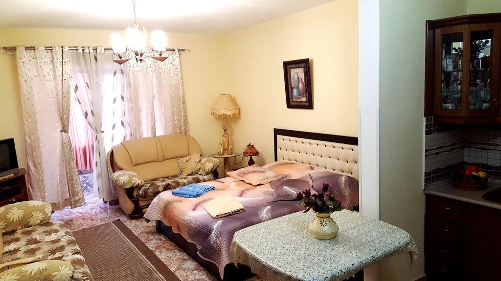Berberi Guest House Pogradec Exterior foto