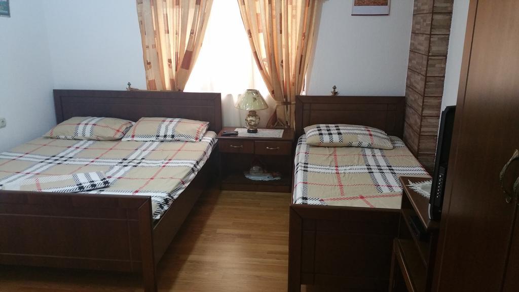 Berberi Guest House Pogradec Exterior foto
